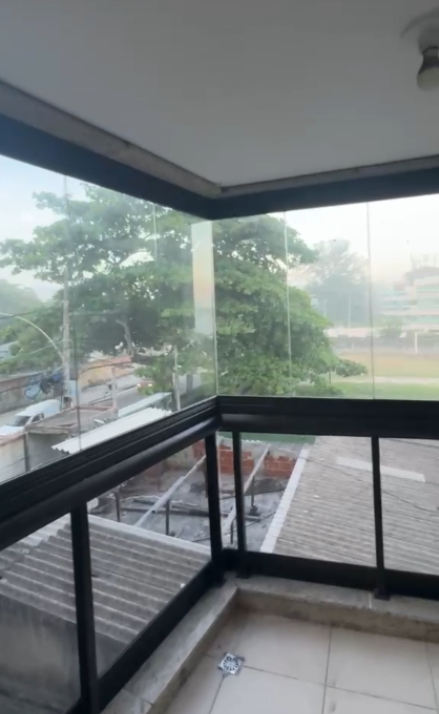 Modernidade e conforto com fechamento de sacada em apartamento na Barra